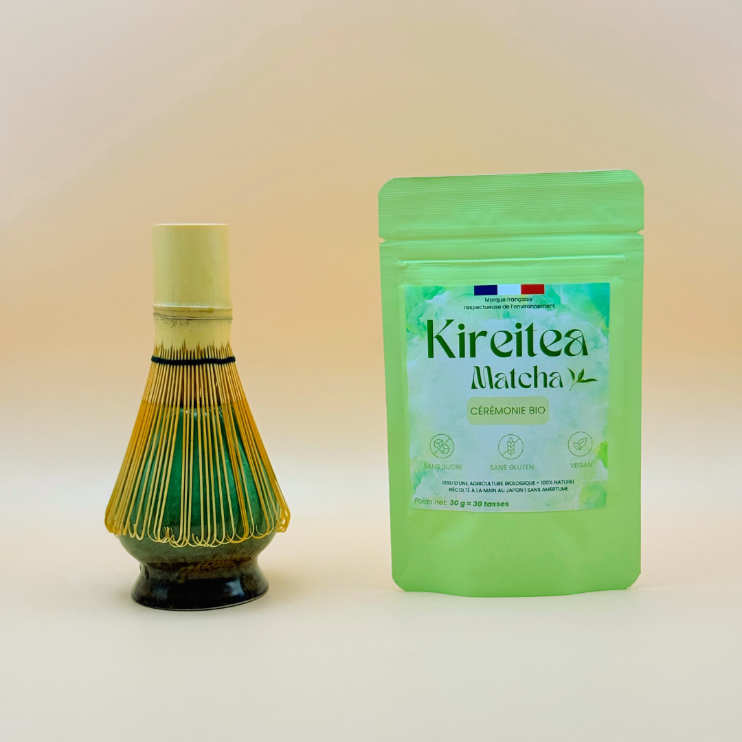 Matcha bio japonais Kireitea Matcha avec chasen en bambou, grade cérémonial, sans amertume, certifié AB, idéal pour latte et rituel bien-être
