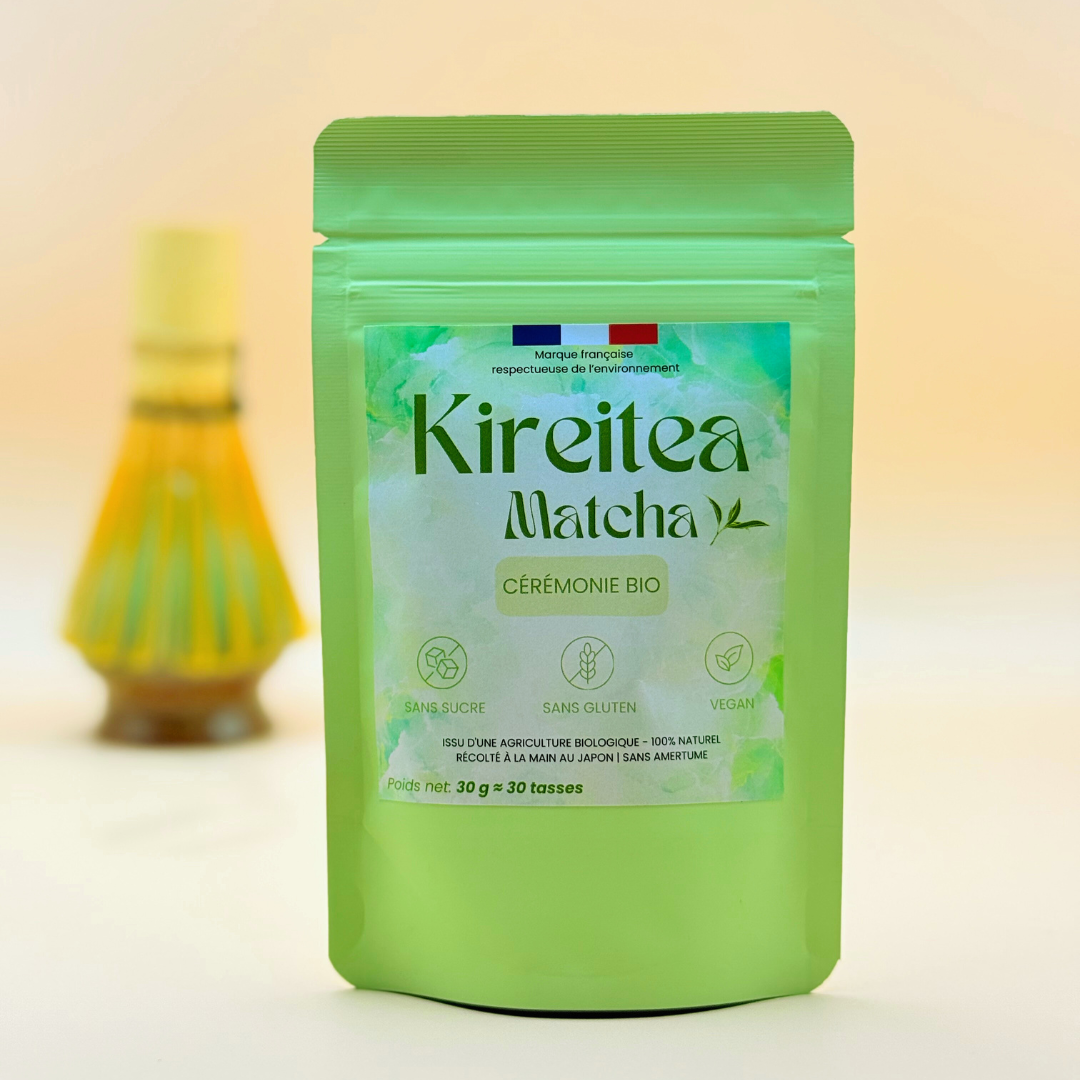 Sachet de matcha bio japonais Kireitea Matcha grade ceremonial, 30g, sans sucre, sans gluten, vegan, avec chasen en arriere-plan