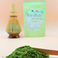Poudre de matcha bio japonais Kireitea Matcha grade ceremonial, vert intense, avec chasen et sachet en arriere-plan, riche en antioxydants