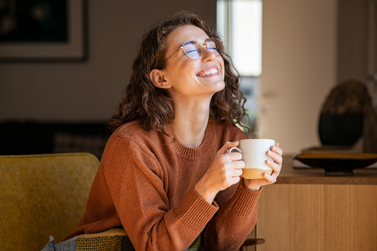 femme-avec-un-verre-de-matcha Image