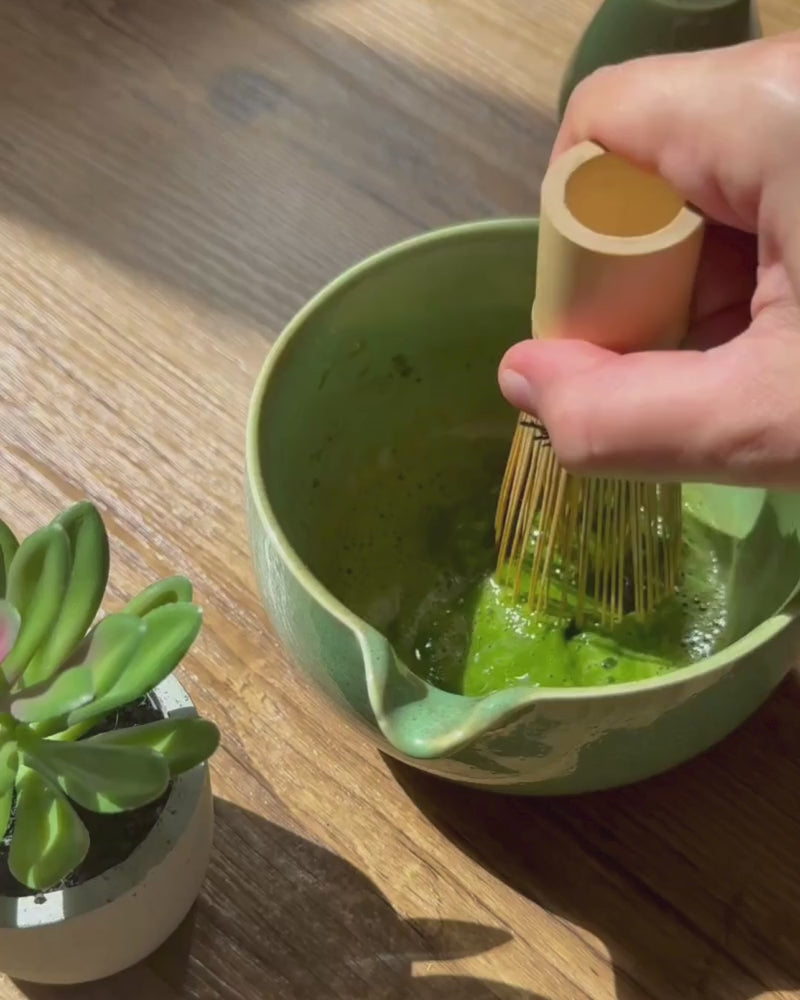 foueter-matcha_vert-bio-avec-fouet-en-bambou